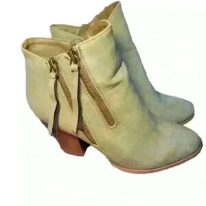 Journee Collection woman's green Ankle boots sz 10